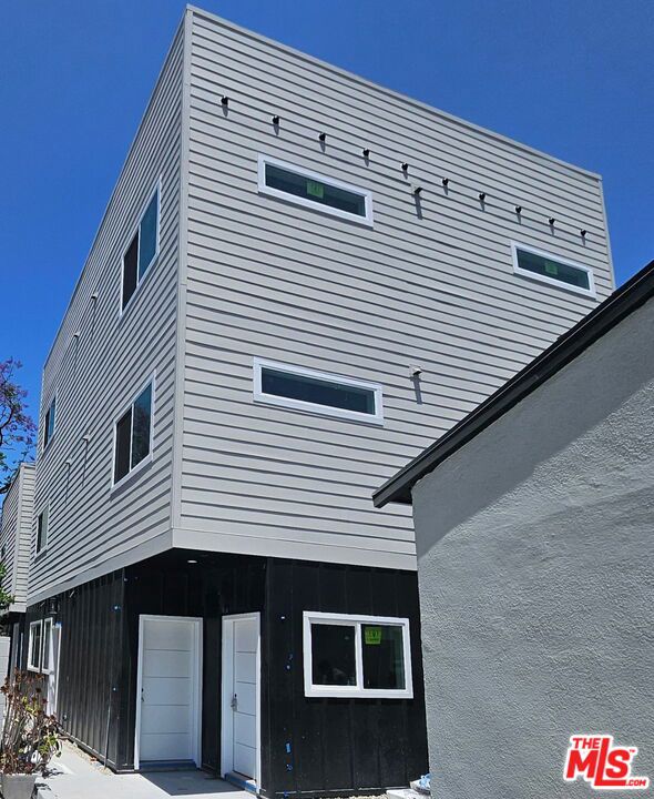 Brand New 3 bedroom 3 bath ADU is ready to be your new home ! Situated in a vibrant slice of North Hollywood, this charming residence offers an ideal balance between quiet residential living and lively neighborhood amenities. Great freeway access (CA-170, I-5, US-101) and reasonable transit options make this a prime location for commuters. Downtown LA, Burbank Airport, and entertainment hubs are all within easy driving distance.