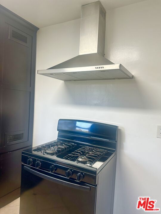 This charming 2 bedroom upstairs unit comes with beautiful hardwood floors and french style white walls, 6 panel doors with bronze colored door handles and custom light fixtures. BEAUTIFUL Kitchen has beautiful granite counter top with stainless steel sink and Dishwasher with a nice dining room area. The bathroom has a dark wood vanity and travertine tile floor. Includes 1 assigned parking space.Nice Laundry room on Premises.You must see to appreciate!!! . 4055 Wade Street, Los Angeles, CA 90066 Nearest cross street - Washington Blvd.