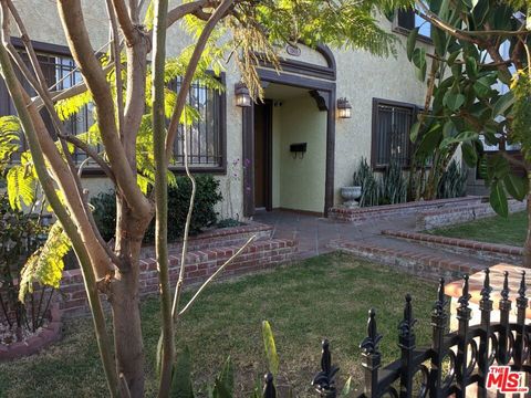 Photo of 1505 S DUNSMUIR Avenue, Los Angeles, CA 90019 (MLS # 26648695)