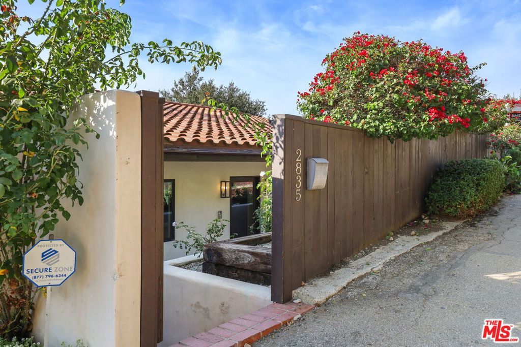 Photo of 2835 Oak Point Drive, Los Angeles, CA 90068 (MLS # 25610993)