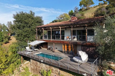 Photo of 2835 Oak Point Drive, Los Angeles, CA 90068 (MLS # 25610993)