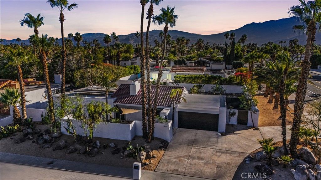 Photo of 1033 E Via Escuela, Palm Springs, CA 92262 (MLS # SR25274335)