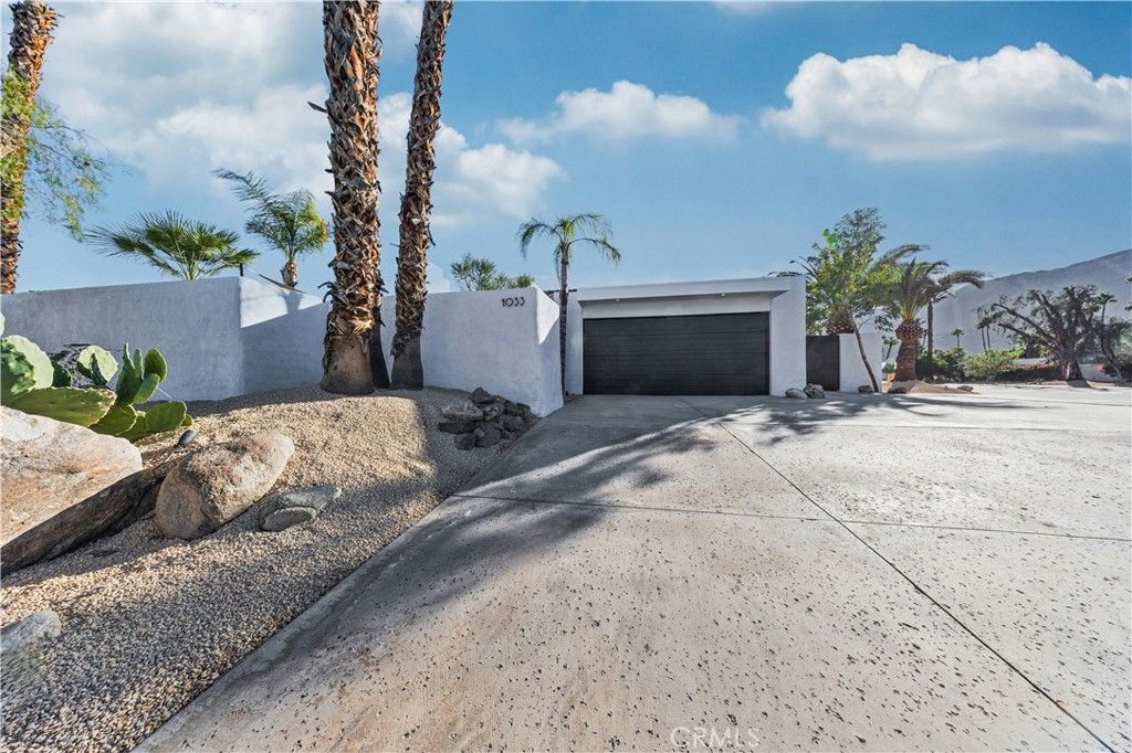 Photo of 1033 E Via Escuela, Palm Springs, CA 92262 (MLS # SR25274335)