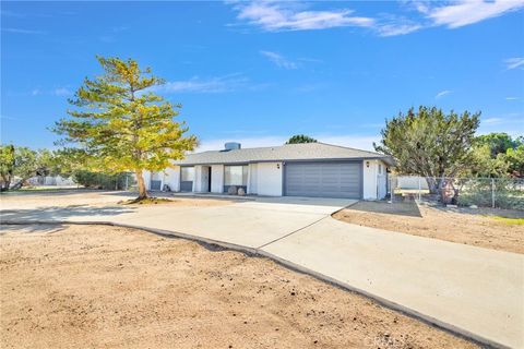 Photo of 16757 Danbury Ave, Hesperia, CA 92345 (MLS # HD25264551)