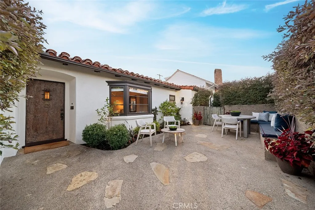 Laguna Beach, California 92651, United States, 3 Bedrooms Bedrooms, ,3 BathroomsBathrooms,Residential,Active,210181