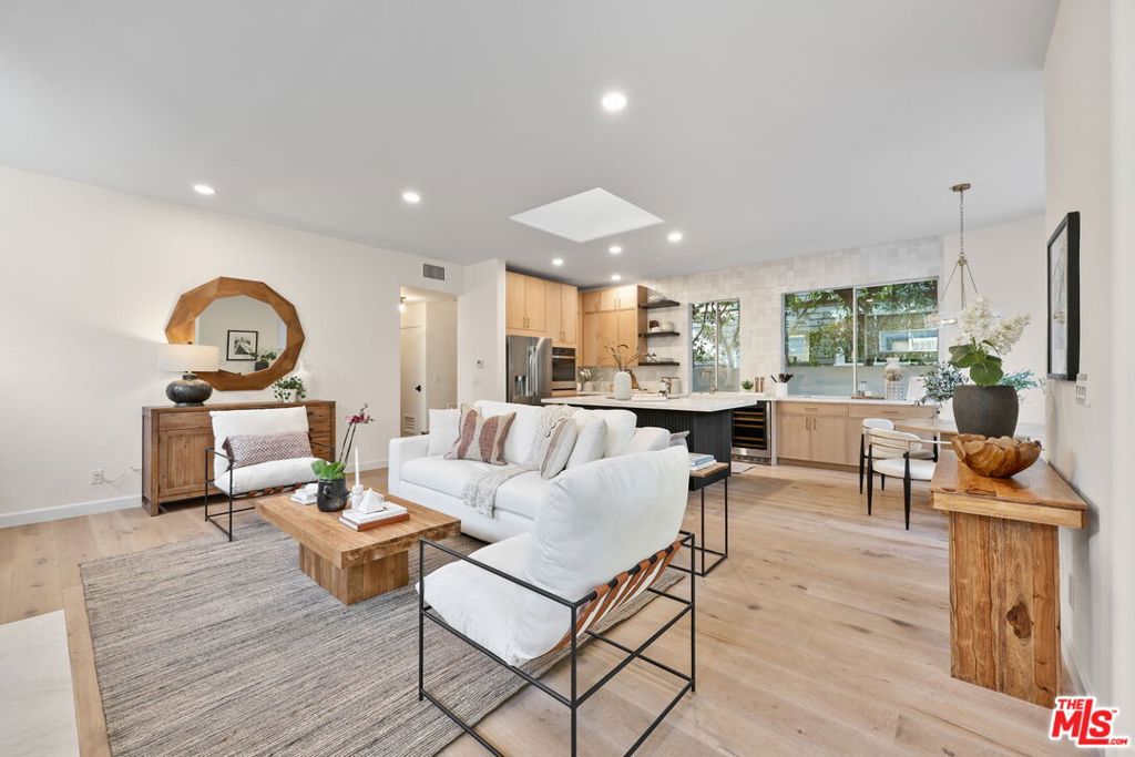 719 Nowita Place
