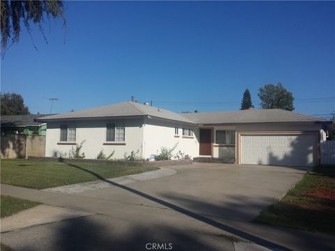 Photo of 14092 Del Amo Avenue, Tustin, CA 92780 (MLS # OC25220343) Photo of 14092 Del Amo Avenue, Tustin, CA 92780 (MLS # OC25220343)