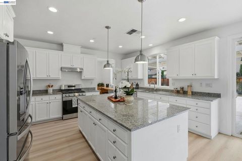 Photo of 574 Mandevilla Dr Dr, Brentwood, CA 94513 (MLS # 41136314)