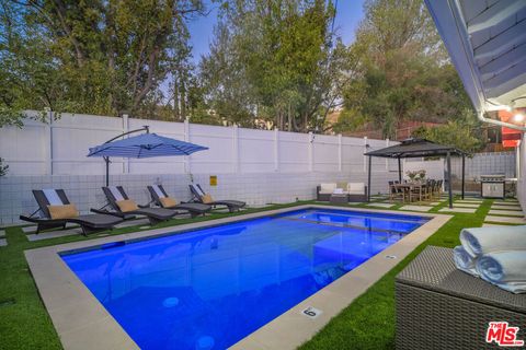 Photo of 22711 MARGARITA Drive, Woodland Hills, CA 91364 (MLS # 26670213)