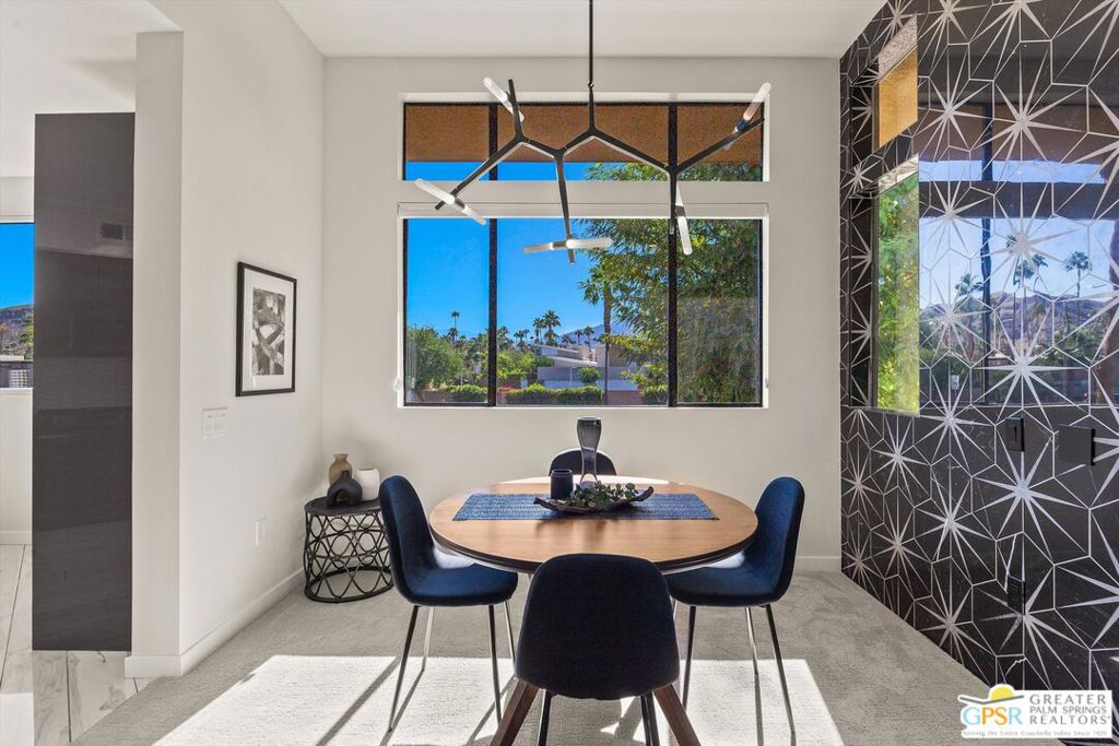 960 E Palm Canyon Drive 202