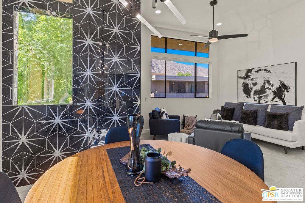 960 E Palm Canyon Drive 202