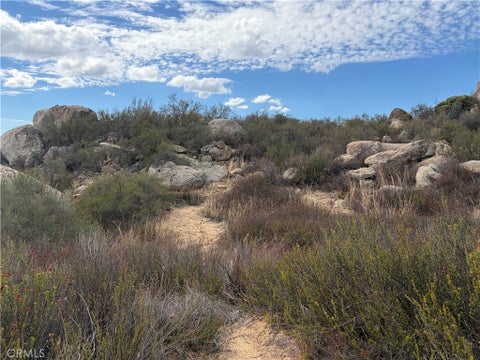 Photo of 812 Rocky Valley Way, Aguanga, CA 92539 (MLS # SW26226218)