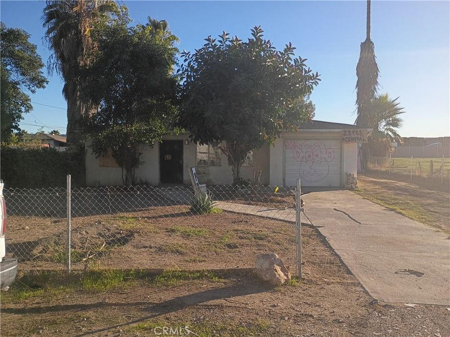 Single Family home on 12,000 sqft light industrial commercial lot - septic tank. Full rehab required (roof in good condition). Property is vacant. Could be used as an office, contractor storage yard, trucking, etc... SBA financing up to 100% for existing businesses buy this as owner occupied property.