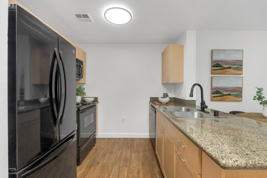 listing image 130724570119816356784