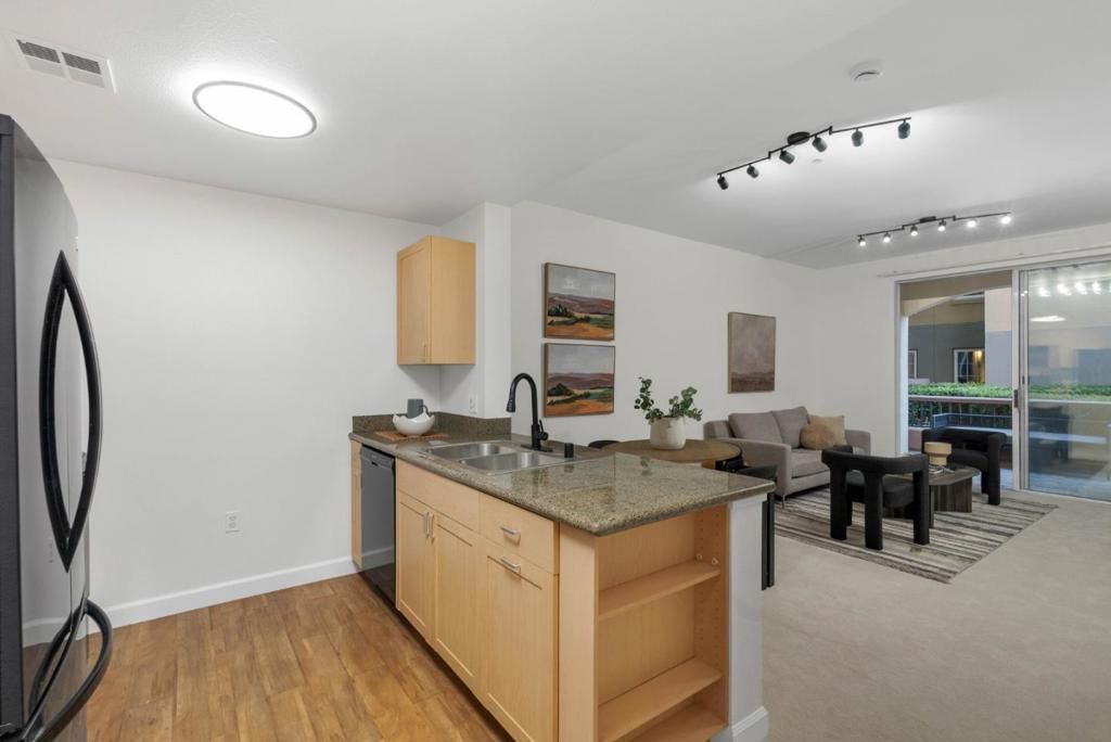 listing image 130725724344369990431