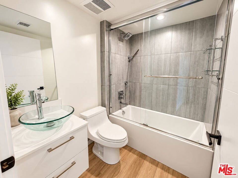 1434 N Poinsettia Place 101