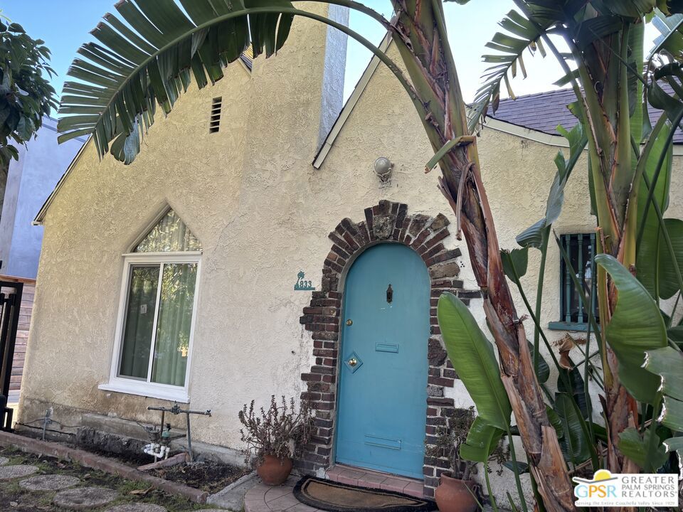 This is a perfect California bungalow in the heart of the Melrose Art District. This 1 bedroom, 1 bath bungalow sits in a quiet street with high cathedral ceilings, and is the second half of a duplex. It has permitted street parking.