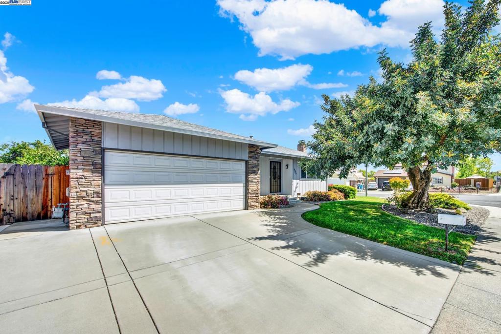 584 Greenwood Dr