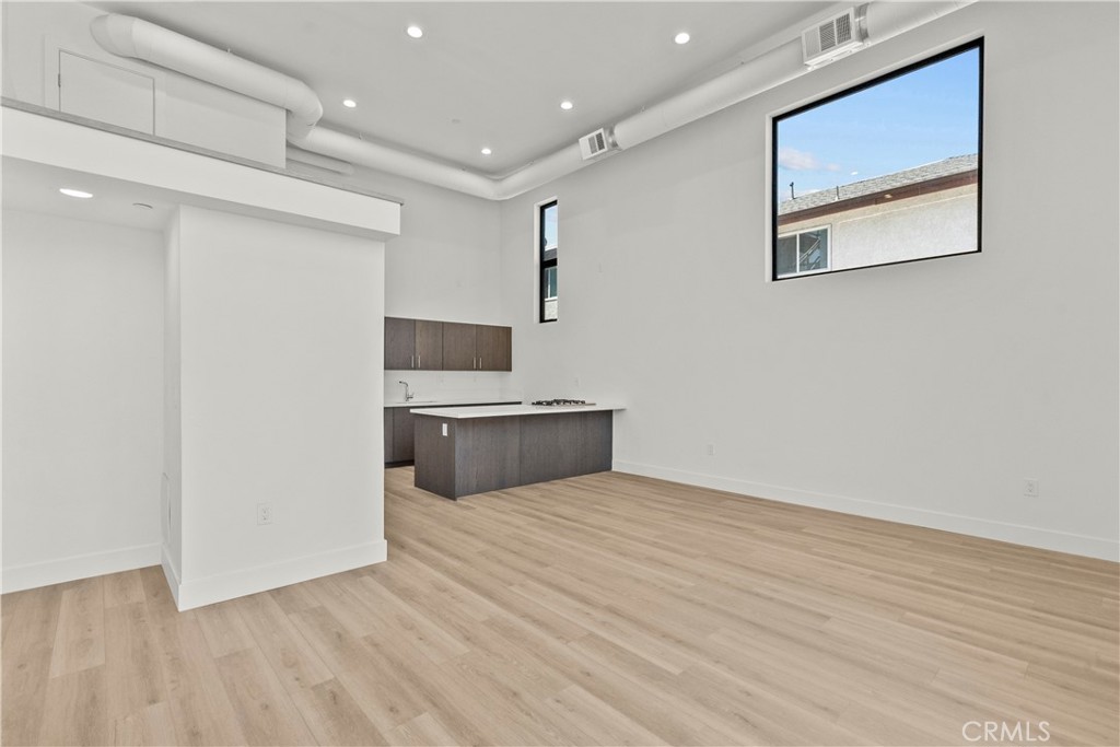 Discover this spacious, 509+/- sqft. open-concept live-work loft with a modern industrial vibe, located in the vibrant NoHo Arts District. This unique space is conveniently situated near the 101 and 170 freeway for easy access across Los Angeles. Perfect for small business owners and creative professionals such as photographers, consultants, remote employees, make-up artists, fashion designers, freelancers, and digital media creatives seeking a stylish and functional place to live and work.