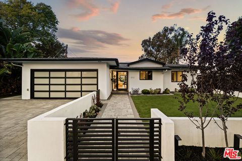 Photo of 5931 Abernathy Drive, Los Angeles, CA 90045 (MLS # 25623299)