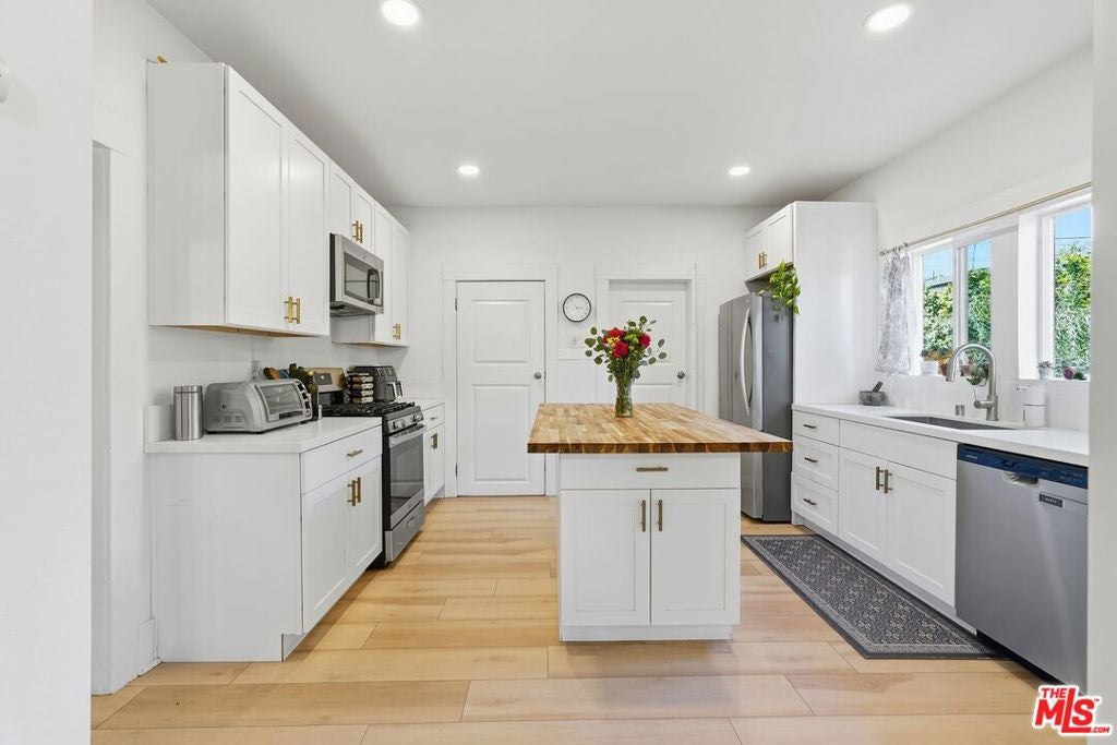 527 W 52nd Street