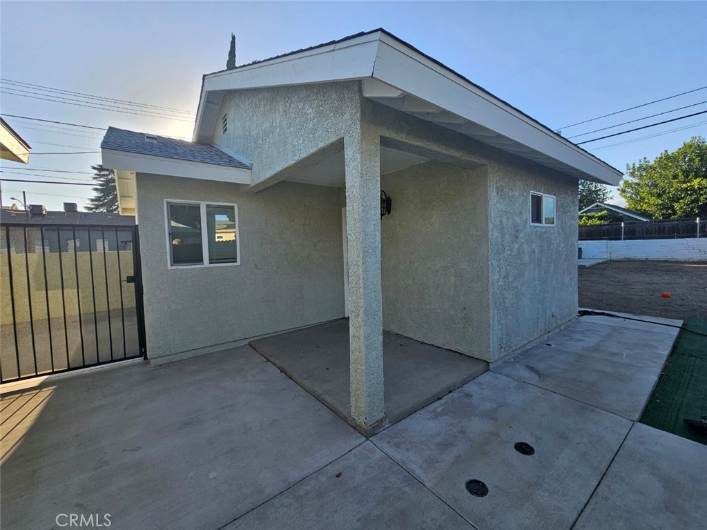 Welcome to this private and charming ADU located at 769 E 7th Street, Unit B in Upland. This cozy one-bedroom, one-bathroom home is a tranquil retreat with a modern design. The open-concept living area flows into a well-appointed kitchen with stainless steel appliances. Enjoy the convenience of in-unit laundry hookups. The private entrance ensures maximum privacy and independence. Situated in a desirable neighborhood, you'll have easy access to local amenities and freeways. Don't miss this opportunity for a brand-new, private living space!