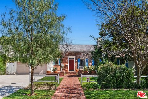 Photo of 4740 Placidia Avenue, Toluca Lake, CA 91602 (MLS # 26665009)