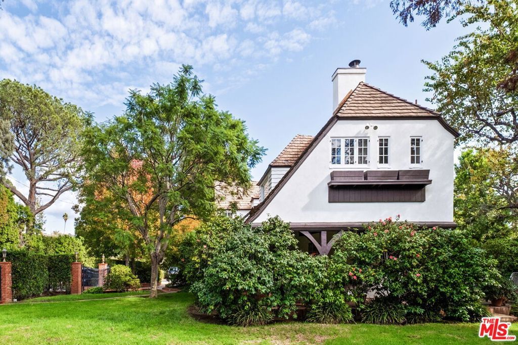 Photo of 456 N Bristol Avenue, Los Angeles, CA 90049 (MLS # 25622131)