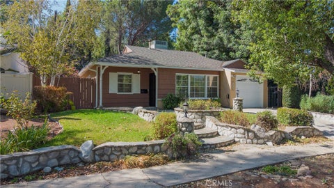 Photo of 18276 Rosita ST, Tarzana, CA 91356 (MLS # SR26195634)