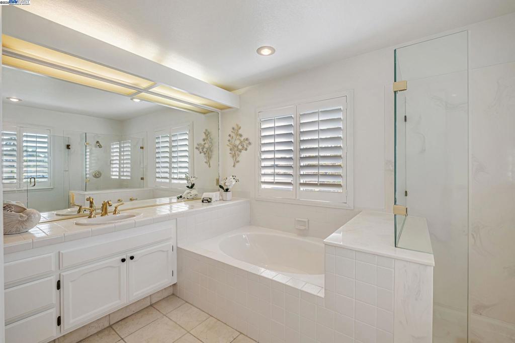 DISCOVERY BAY COUNTRY CLUB - Residential