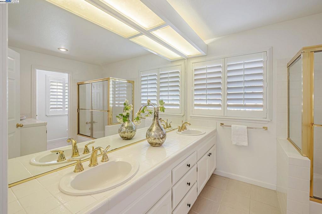 DISCOVERY BAY COUNTRY CLUB - Residential