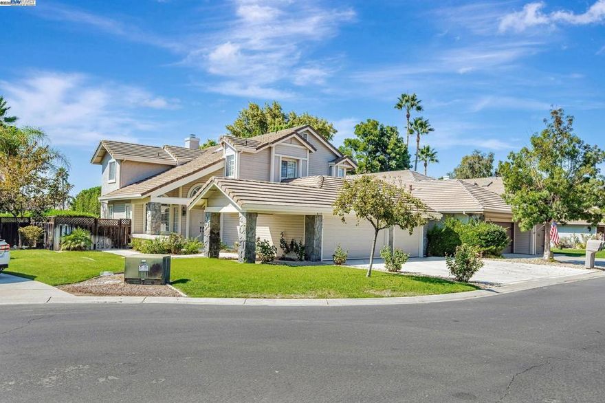 Discover a truly special home in a coveted gated community, where luxury and convenience come together. This premium lot sits right on Discovery Bay Golf Course, so your backyard opens directly onto lush greens and beautiful fairways—no need to walk far for amazing views and golf access! Fresh and Move-In Ready - This home is ready for you to move right in! Brand new carpet, freshly painted cabinets, and modern light fixtures throughout. The landscaped backyard is perfect for relaxing or hosting friends, with golf course views that make every day feel like a getaway. Welcoming Living Spaces - Inside, you'll find a bright living and dining area that's great for get-togethers or quiet nights in. The cozy family room with a fireplace invites you to unwind. Plus, guests will love the private suite and full bath on the main floor. Upstairs Retreats - Upstairs offers two spacious bedrooms sharing a handy "jack and jill" bath. The owner's suite is a true retreat, complete with a balcony for enjoying sweeping golf course vistas and peaceful mornings. Your Resort Lifestyle Awaits - This turnkey home blends comfort, style, and a fantastic location. If you’re looking an easy move and a relaxing lifestyle, this is the place for you.