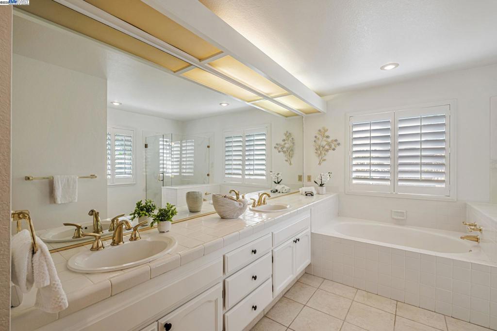 DISCOVERY BAY COUNTRY CLUB - Residential