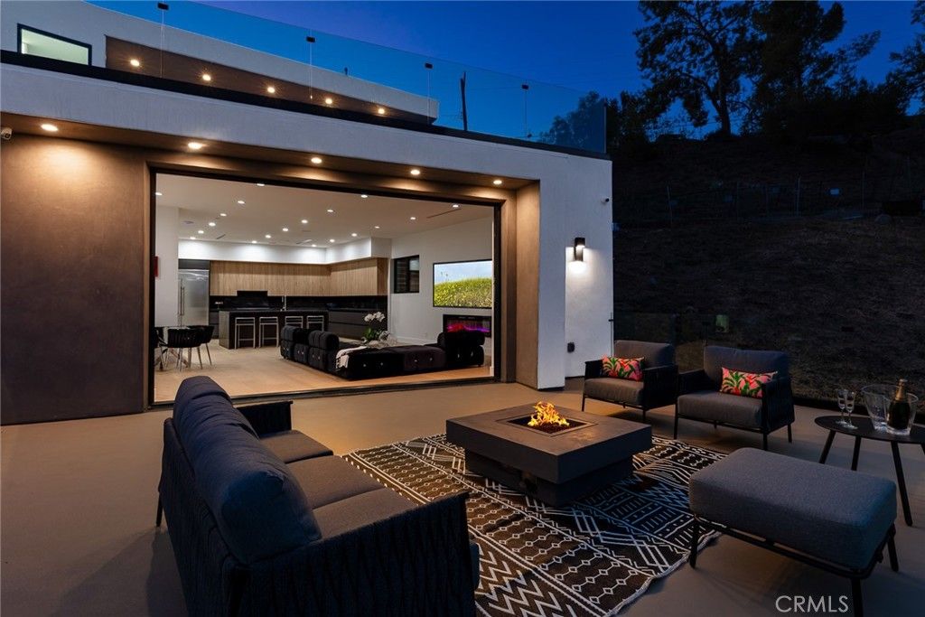 Photo of 5134 Medina Road, Woodland Hills, CA 91364 (MLS # SR25200551)