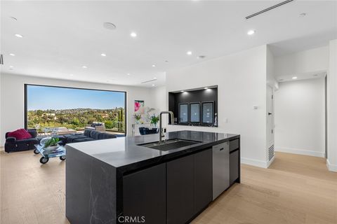 5134 Medina Road Woodland Hills CA 91364