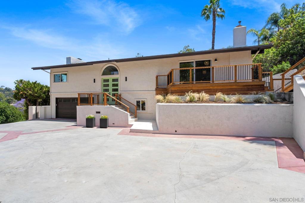 4242 Avenida Gregory