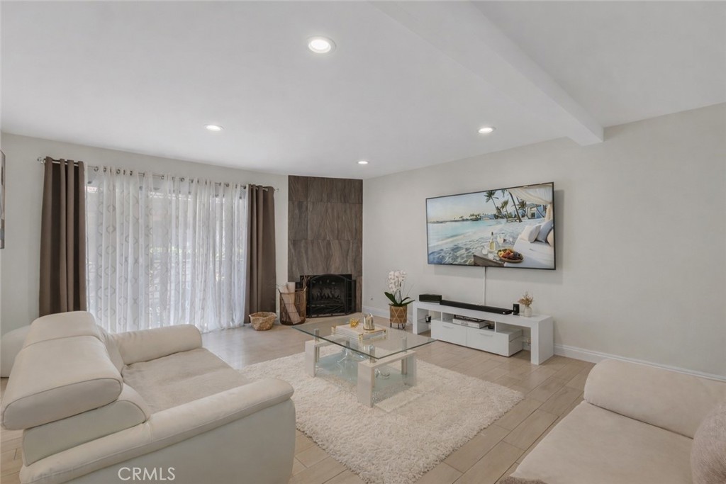 10011 Topanga Canyon 1