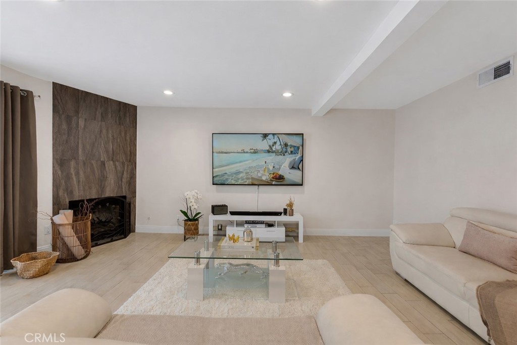 10011 Topanga Canyon 1