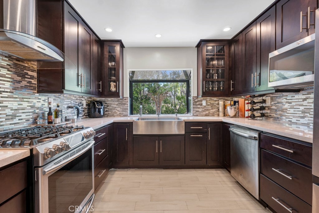 10011 Topanga Canyon 1