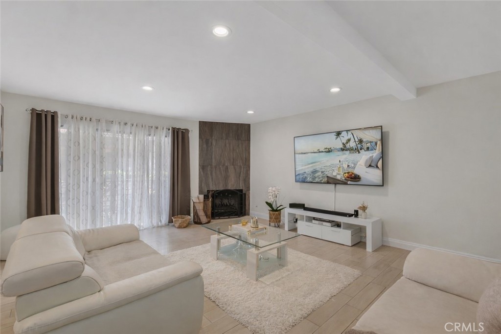 10011 Topanga Canyon 1