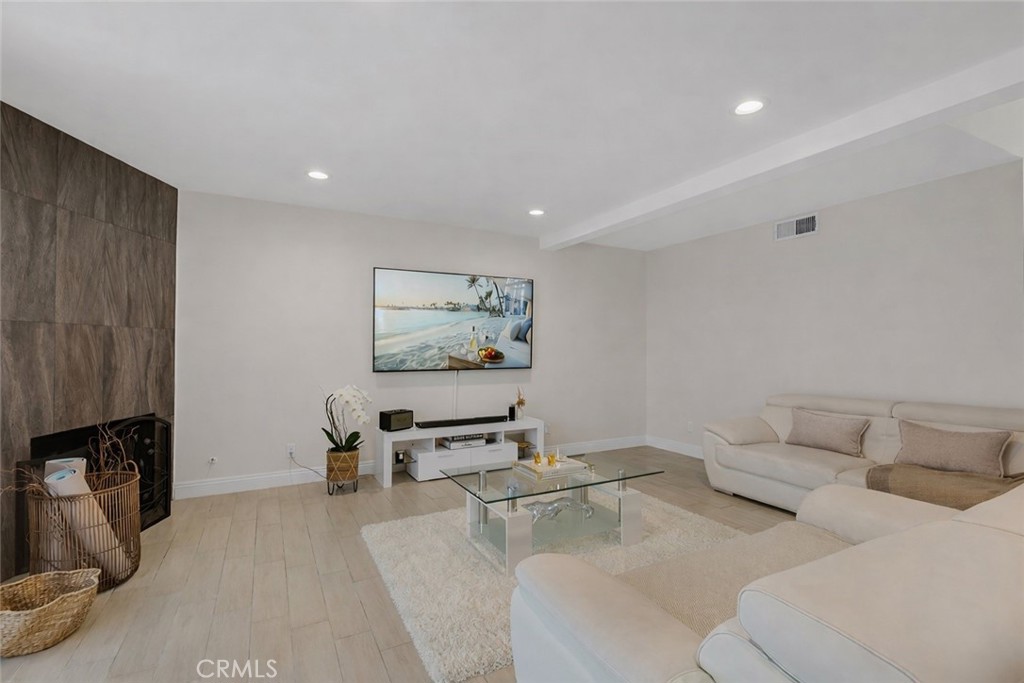 10011 Topanga Canyon 1