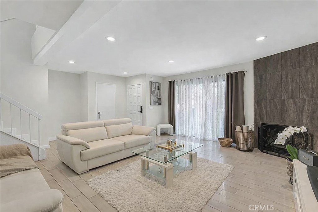 10011 Topanga Canyon 1