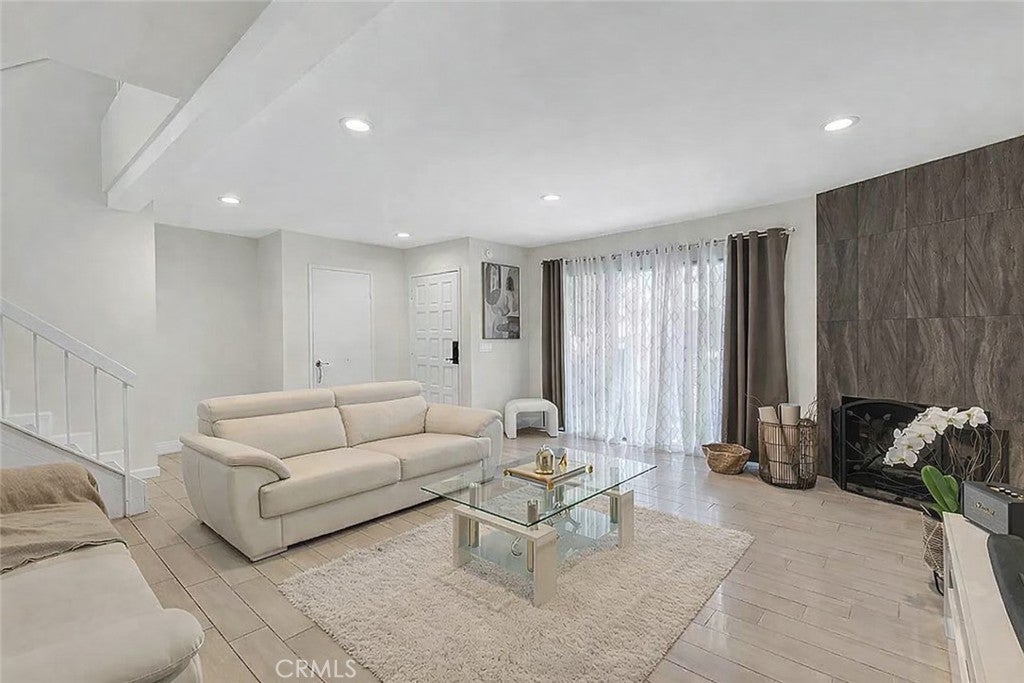 10011 Topanga Canyon 1