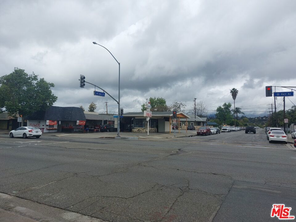 1225 W Holt Avenue