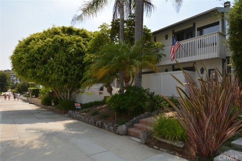 Photo of 408 6th ST, Manhattan Beach, CA 90266 (MLS # SB26208957)