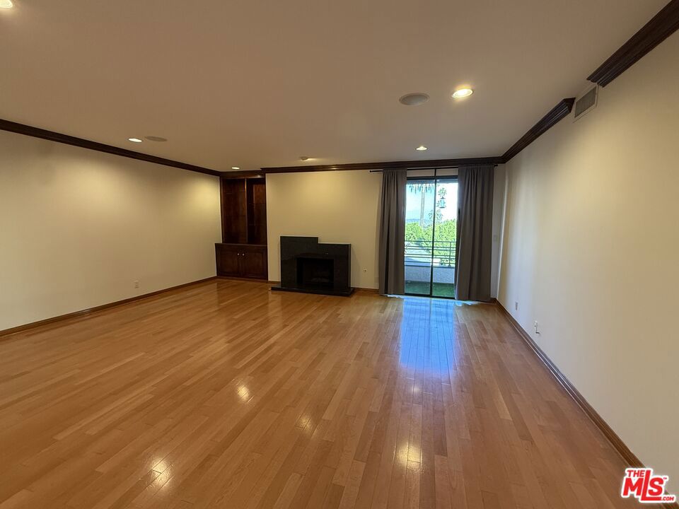 450 N Oakhurst Drive 304
