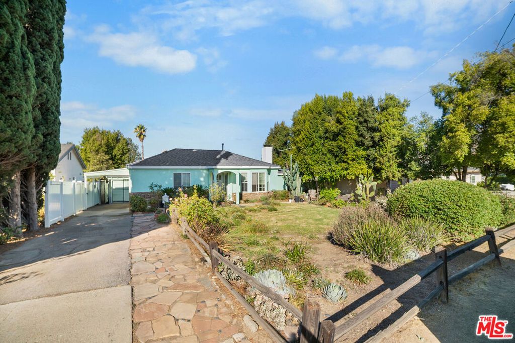 Photo of 10855 Woodward Avenue, Sunland, CA 91040 (MLS # 25605085)