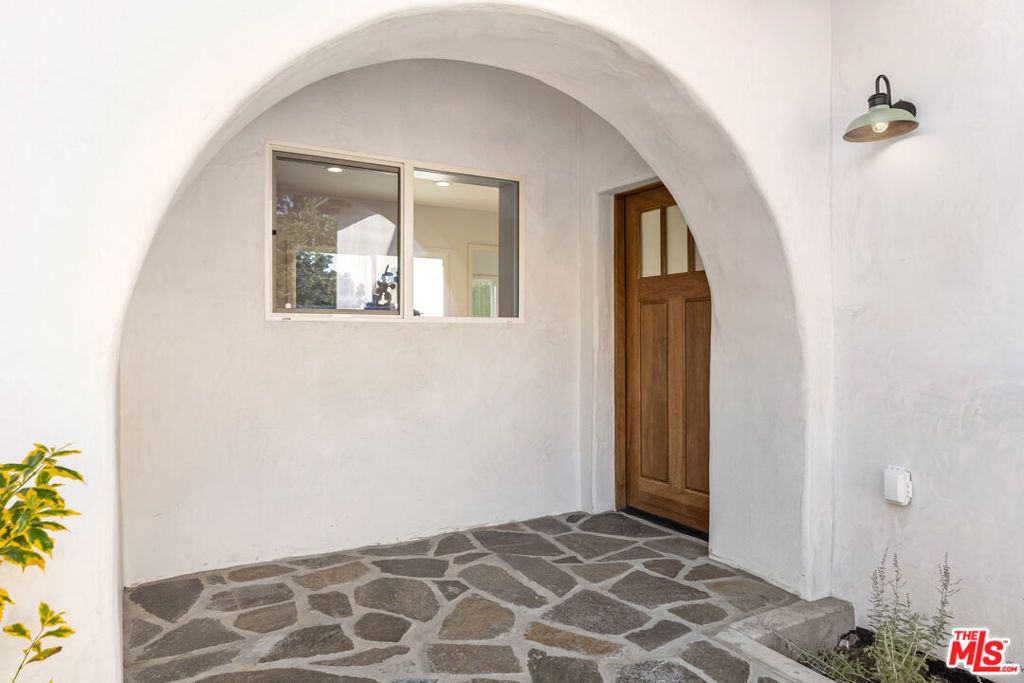 Photo of 4309 Sutro Avenue, Los Angeles, CA 90008 (MLS # 25625795)