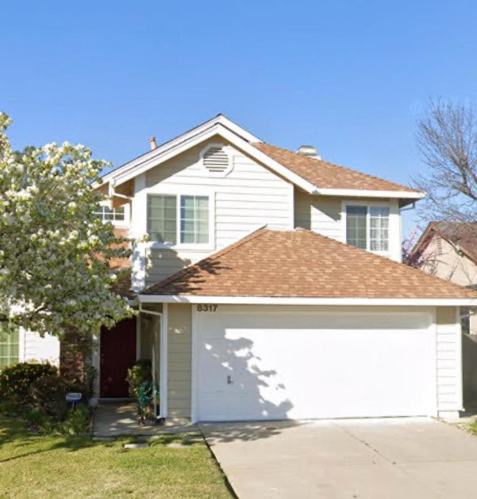 This residence boasts 3 bedrooms, 2.5 bathrooms, and spans 1852 square feet across two levels. Situated on a generous 5200 square foot lot, the property features high ceilings, a family room, and a dining area. The yard provides ample space for outdoor entertaining during the summer months. Excellent location, with proximity to transportation, freeways, restaurants, Costco, Sam's Club, and more.