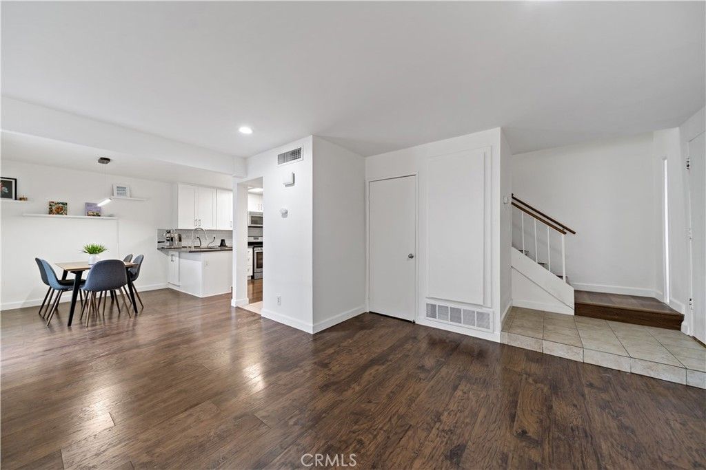 listing image 130725721918152796557